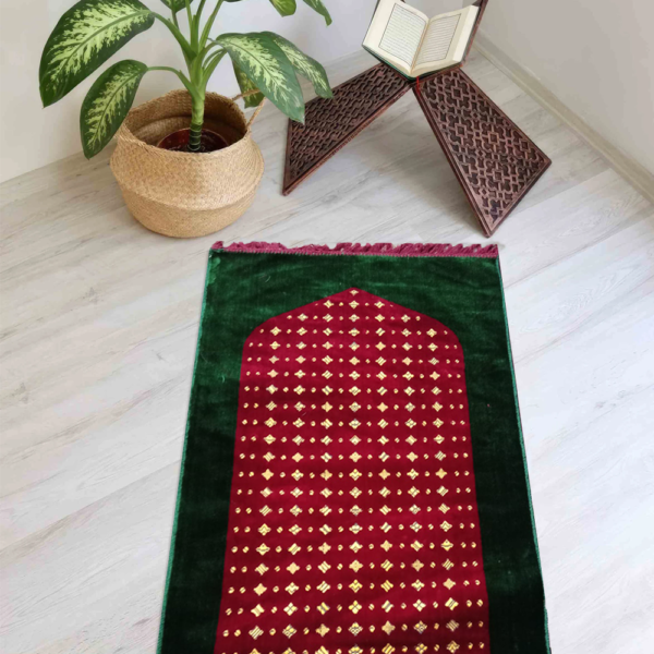 Green and Red Prayer Mat – a blend of traditional colors for a peaceful prayer experience.